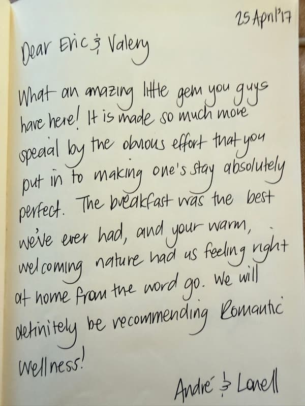 Handwritten English guestbook review calling the guesthouse a little gem and praising the breakfast and warm welcome.
