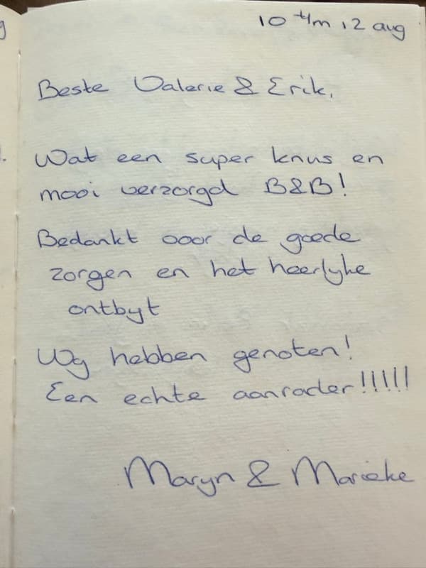 Handwritten Dutch guestbook note praising the clean, well-kept B&B, attentive care and lovely breakfast.