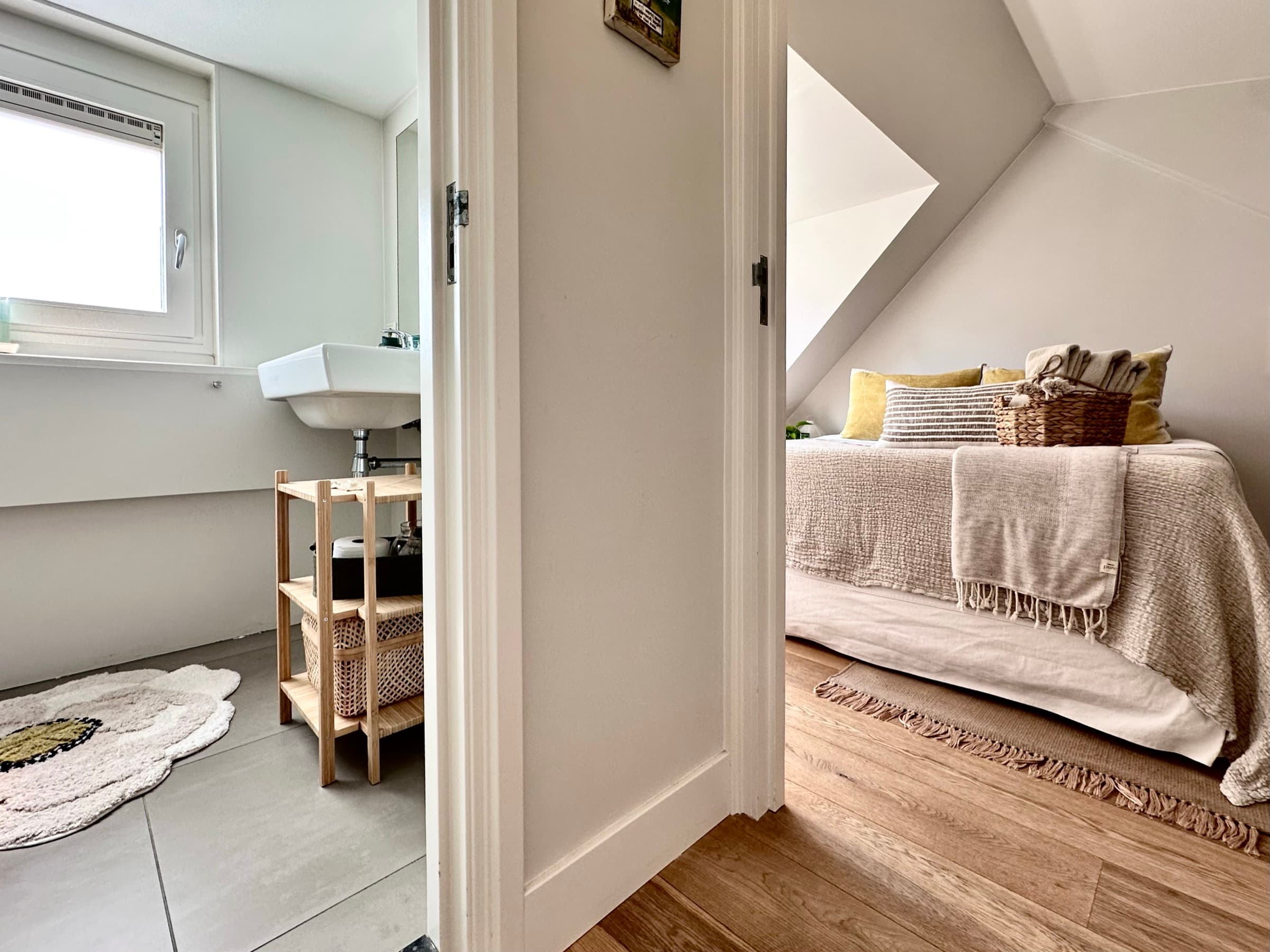 Distribuidor de la planta superior de la casa privada Romantic Wellness B&B en Noordwijk, entre el dormitorio romántico y el baño luminoso.