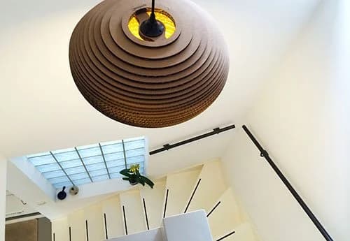 Moderne Treppe im Romantic Wellness B&B mit schwarzen Handläufen, einer großen runden Pendelleuchte und einem Oberlicht.