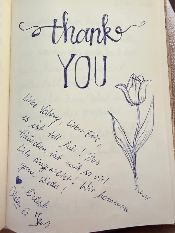 Deutsche Dankesnachricht im Gästebuch neben einer großen blauen Tulpenzeichnung und einem kleinen Herz.