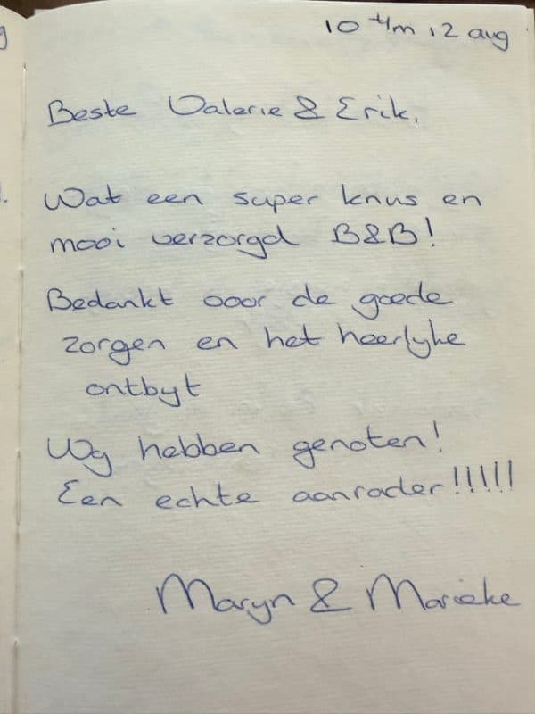 Handwritten Dutch guestbook note praising the clean, well-kept B&B, attentive care and lovely breakfast.