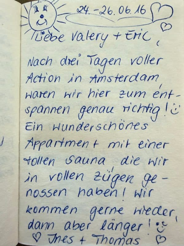 Handgeschriebener deutscher Gästebucheintrag über die Erholung nach drei erlebnisreichen Tagen in Amsterdam und die genossene Sauna, verziert mit einer lächelnden Sonne und Herzen.
